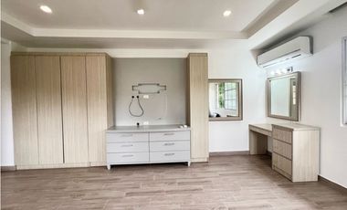 Alquiler o Venta de Casa de dos niveles en Castel Novo -