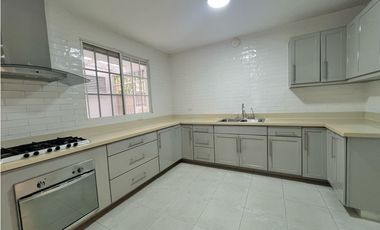 Alquiler o Venta de Casa de dos niveles en Castel Novo -