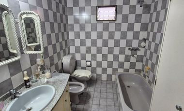 Venta Increíble casa edificada en 2 lotes Gerli