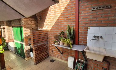 Venta Increíble casa edificada en 2 lotes Gerli