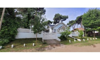 Casa en  Venta - Ostende de excelente calidad de construcción