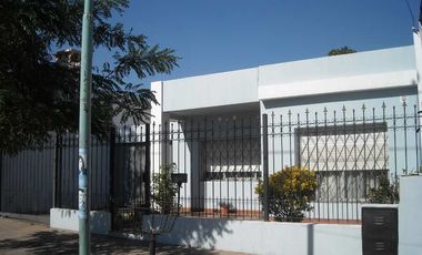 Casa en alquiler en Moron Sur