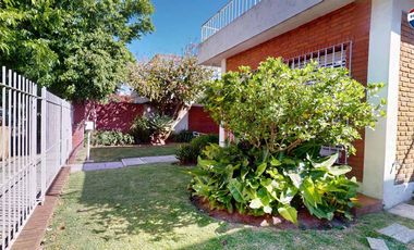 CASA 3 AMBIENTES CON COCHERA Y PARQUE EZPELETA