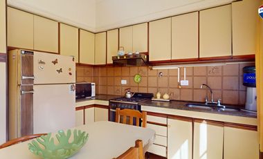 CASA 3 AMBIENTES CON COCHERA Y PARQUE EZPELETA