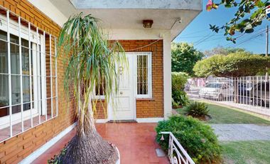CASA 3 AMBIENTES CON COCHERA Y PARQUE EZPELETA
