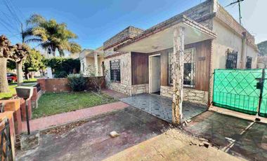 VENTA CASA 3 AMBIENTES PATIO Y COCHERA BERAZATEGUI
