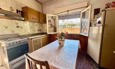 VENTA CASA 3 AMBIENTES PATIO Y COCHERA BERAZATEGUI
