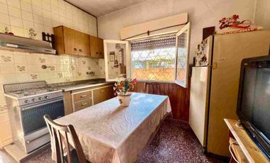 VENTA CASA 3 AMBIENTES PATIO Y COCHERA BERAZATEGUI