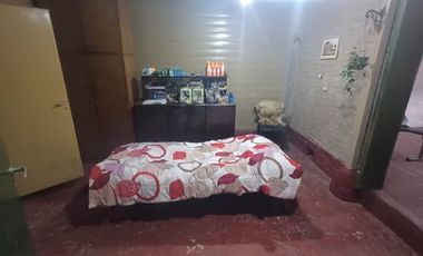 Casa 4 ambientes con cochera y parque.
