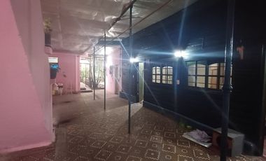 Casa 4 ambientes con cochera y parque.