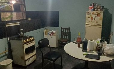 Casa 4 ambientes con cochera y parque.