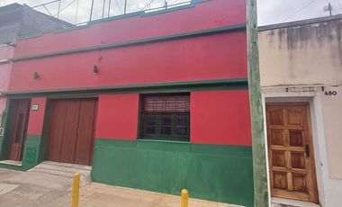 Casa 4 ambientes con cochera y parque.