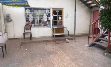 Restaurant y casa en avenida Camarones