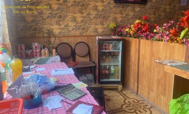 Restaurant y casa en avenida Camarones