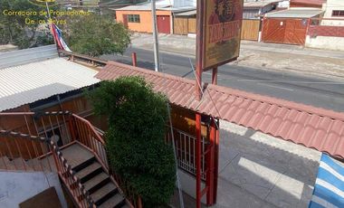 Restaurant y casa en avenida Camarones