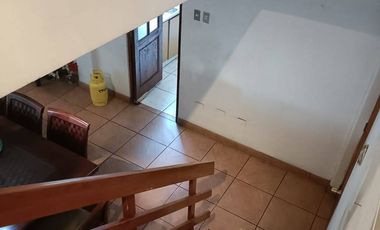 Se Vende casa con Local Comercial en plena avenida Angamos, sector sur.