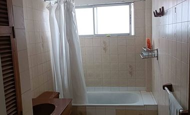 Se Vende casa con Local Comercial en plena avenida Angamos, sector sur.