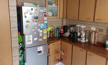 Se Vende casa con Local Comercial en plena avenida Angamos, sector sur.