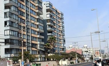 Se Vende casa con Local Comercial en plena avenida Angamos, sector sur.