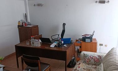 Se Vende casa con Local Comercial en plena avenida Angamos, sector sur.