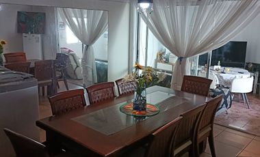 Se Vende casa con Local Comercial en plena avenida Angamos, sector sur.