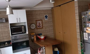 Se Vende casa con Local Comercial en plena avenida Angamos, sector sur.