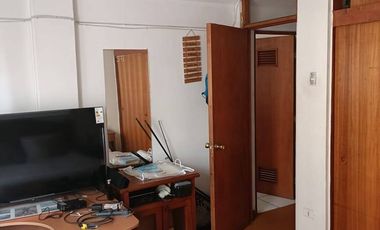 Se Vende casa con Local Comercial en plena avenida Angamos, sector sur.