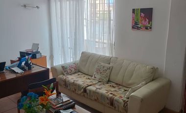 Se Vende casa con Local Comercial en plena avenida Angamos, sector sur.
