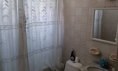 Se Vende casa con Local Comercial en plena avenida Angamos, sector sur.