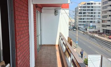 Se Vende casa con Local Comercial en plena avenida Angamos, sector sur.