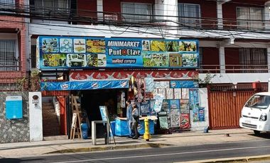 Se Vende casa con Local Comercial en plena avenida Angamos, sector sur.