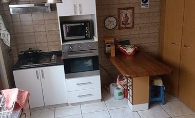 Se Vende casa con Local Comercial en plena avenida Angamos, sector sur.