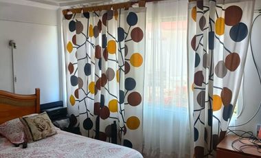 Se Vende casa con Local Comercial en plena avenida Angamos, sector sur.