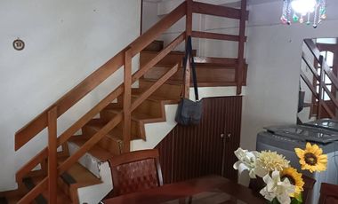 Se Vende casa con Local Comercial en plena avenida Angamos, sector sur.