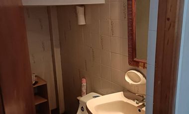 Se Vende casa con Local Comercial en plena avenida Angamos, sector sur.