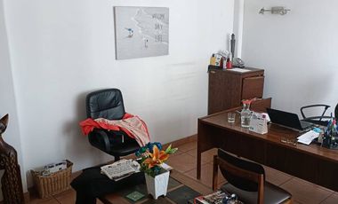 Se Vende casa con Local Comercial en plena avenida Angamos, sector sur.