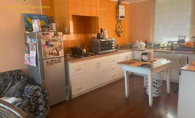 Se vende casa de 2 niveles con negocio de abarrotes, calle talca, Calama.