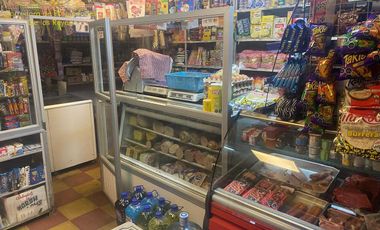 Se vende casa de 2 niveles con negocio de abarrotes, calle talca, Calama.