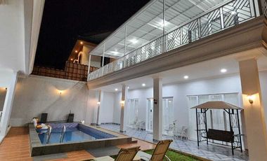 DISEWA RUMAH TAHUNAN 2 LANTAI KOLAM RENANG BISA SURVEY SENTUL SSR860