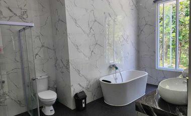 DISEWA RUMAH TAHUNAN 2 LANTAI KOLAM RENANG BISA SURVEY SENTUL SSR860