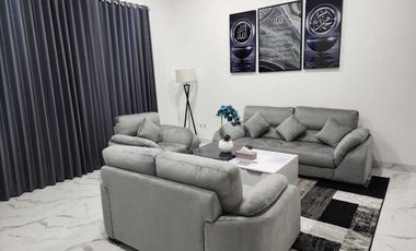 DISEWA RUMAH TAHUNAN 2 LANTAI KOLAM RENANG BISA SURVEY SENTUL SSR860