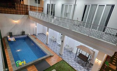 DISEWA RUMAH TAHUNAN 2 LANTAI KOLAM RENANG BISA SURVEY SENTUL SSR860
