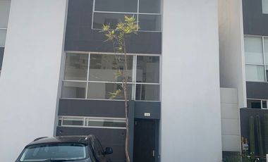 Renta casa en bosque real , 3 recamaras