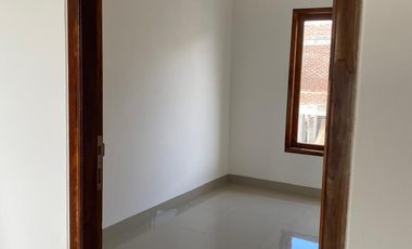 FOR RENT RUMAH BARU 2LT ADA 3 BR LOKASI BAGUS DENPASAR BARAT