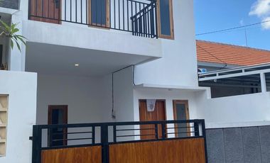 FOR RENT RUMAH BARU 2LT ADA 3 BR LOKASI BAGUS DENPASAR BARAT