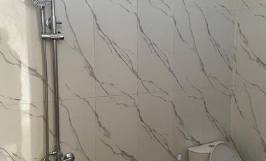 FOR RENT RUMAH BARU 2LT ADA 3 BR LOKASI BAGUS DENPASAR BARAT