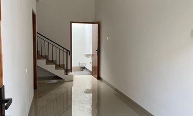 FOR RENT RUMAH BARU 2LT ADA 3 BR LOKASI BAGUS DENPASAR BARAT
