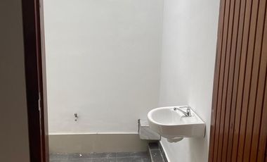 FOR RENT RUMAH BARU 2LT ADA 3 BR LOKASI BAGUS DENPASAR BARAT