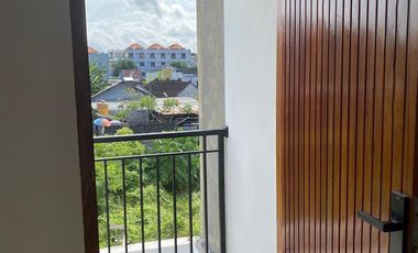 FOR RENT RUMAH BARU 2LT ADA 3 BR LOKASI BAGUS DENPASAR BARAT