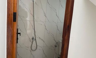 FOR RENT RUMAH BARU 2LT ADA 3 BR LOKASI BAGUS DENPASAR BARAT